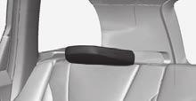 Inoltre, le cinture di sicurezza non devono essere allacciate. In caso contrario potrebbe danneggiarsi il rivestimento del sedile posteriore.