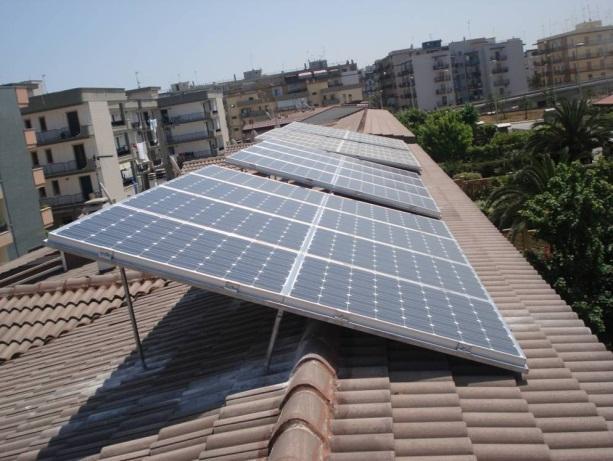 Cosa dice il Decreto Moduli fotovoltaici installati su  I moduli devono essere installati in modo complanare al piano tangente o ai piani tangenti del tetto, con una tolleranza di più o meno 10 gradi.