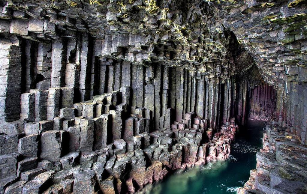 15 Le colonne di basalto nella Fingal's Cave, una grotta marina nell isola di Staffa (arcipelago delle Ebridi Interne) in