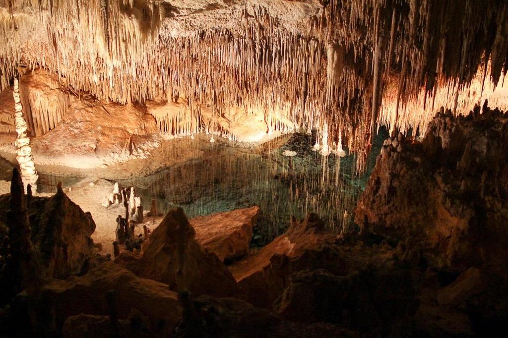 25 Ovunque in Europa il sottosuolo è ricco di grotte naturali, molte delle quali di origine carsica.