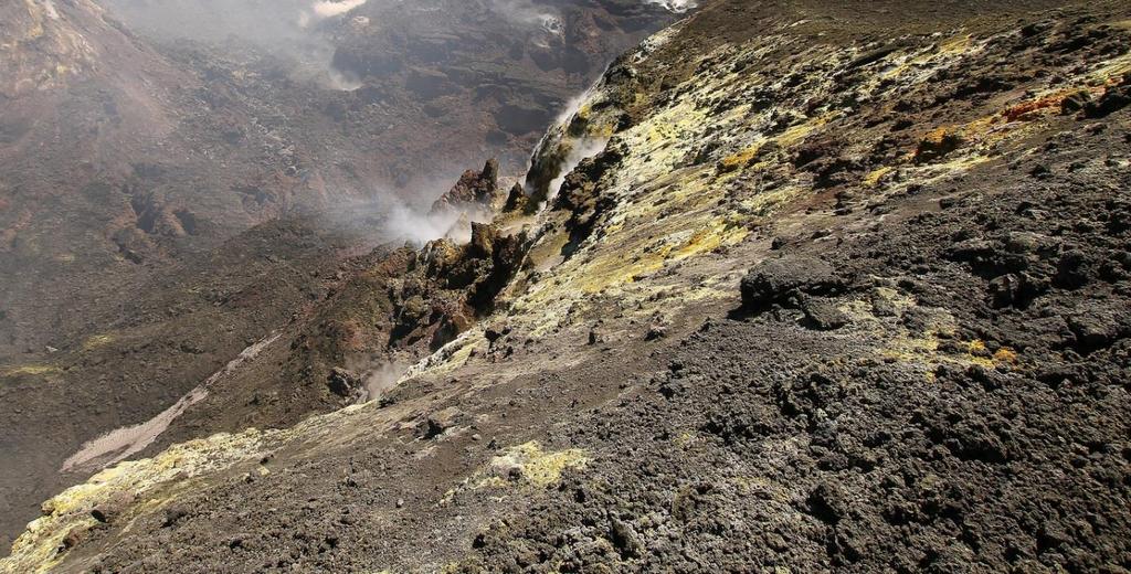 27 Il cratere e le pendici dell Etna (in Sicilia) sono ricoperti di lava, che è ovviamente una roccia ignea,