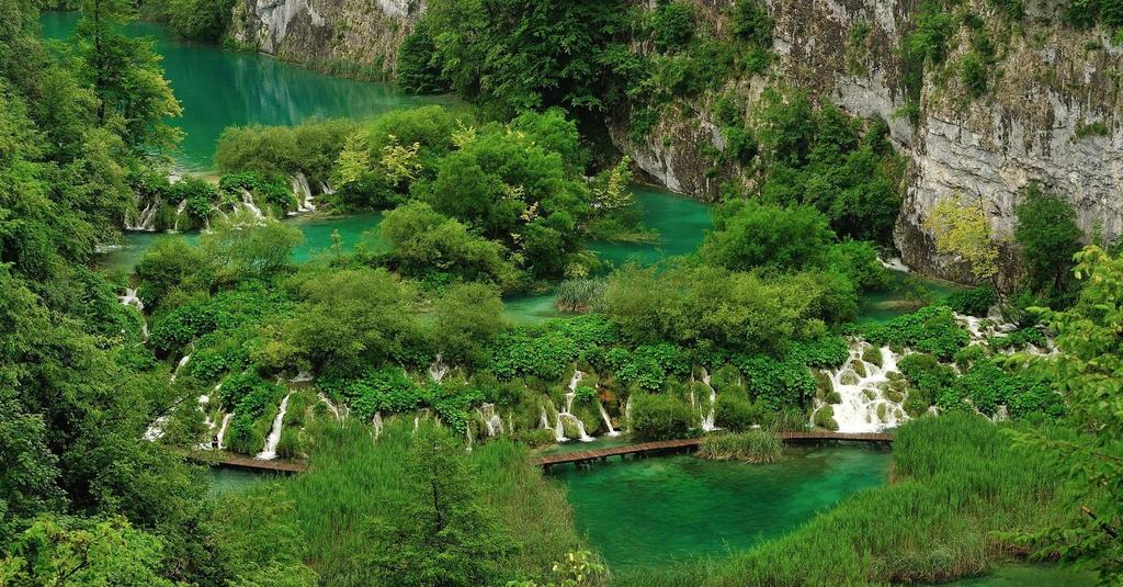 28 Veduta nel Parco nazionale dei laghi di Plitvice (Croazia).
