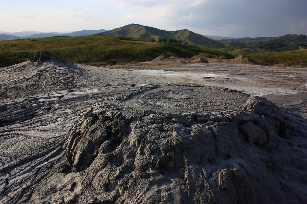 30 I vulcani di fango di Berca (Romania): si tratta di piccole collinette di forma