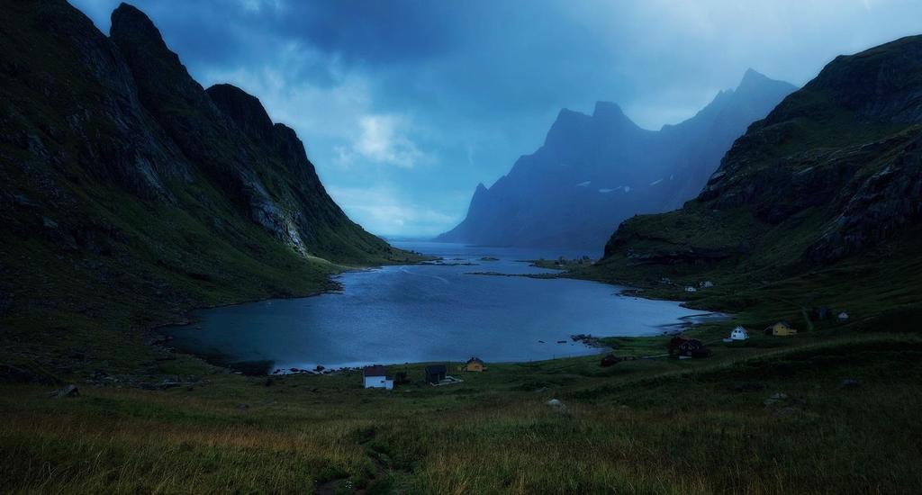 33 Un fiordo norvegese, visto dall entroterra.