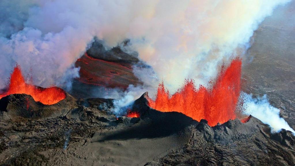 35 Concludiamo il nostro viaggio in Islanda, proponendovi la spettacolare eruzione di uno dei tanti vulcani di questo Stato;