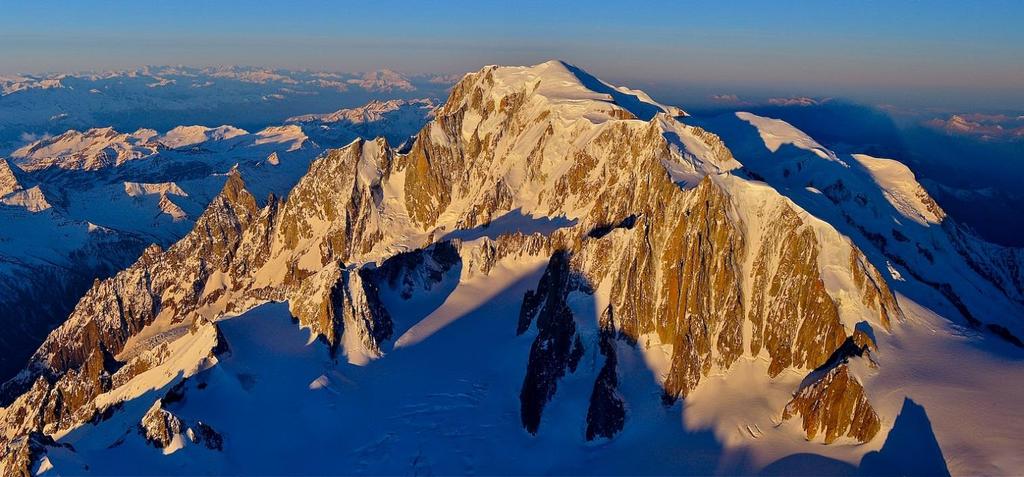 3 Il Monte Bianco visto da sud-est (Italia) Ricoperto dai ghiacci, il Monte Bianco