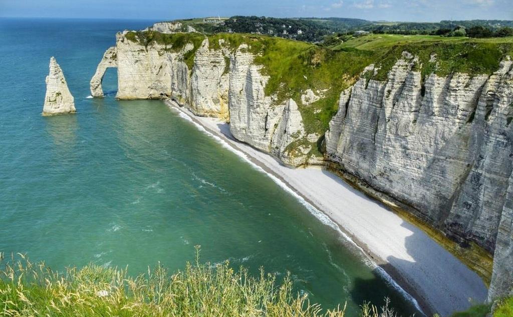 5 Le scogliere di Étretat, in Normandia (Francia).