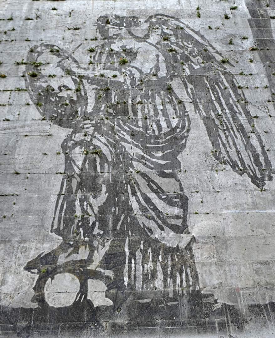 Roma, Colonna Traiana, particolare con la Vittoria che registra sullo scudo la fine della prima guerra