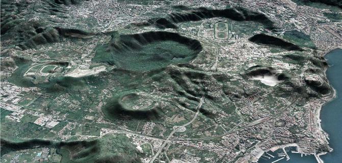 I Campi Flegrei presentano un alto rischio vulcanico per la presenza di centri abitati.