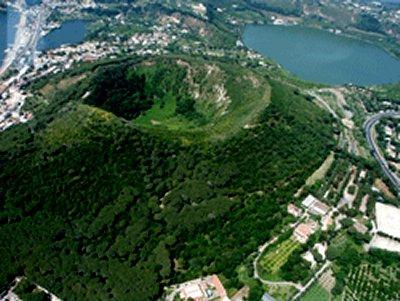 collassò, aprendo una bocca esplosiva da cui uscirono pietre, lapilli e cenere, che in pochi giorni formarono il neonato vulcano.