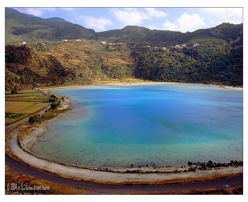 Pantelleria Isola del Canale di Sicilia, a 70 km dal Nord Africa, che costituisce la parte emersa di un vulcano sottomarino a scudo.