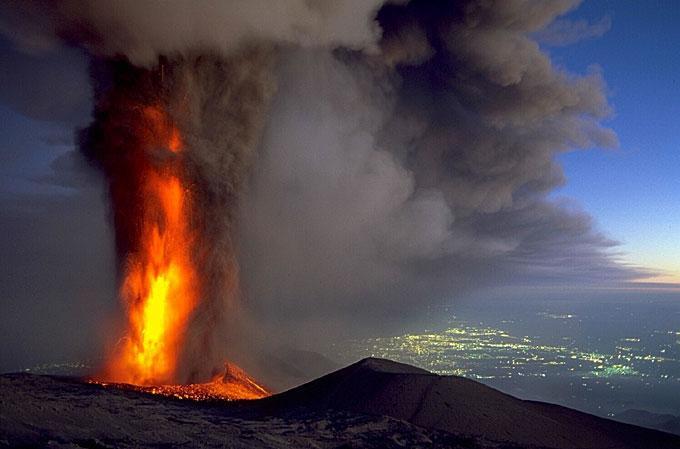 Etna L Etna è il vulcano più grande d Europa, risale a circa 570mila anni fa e da allora ha alternato attività effusiva ed esplosiva.