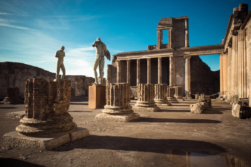 L eterna Pompei Tour guidato alla scoperta dell'antica città di Pompei, sepolta durante l'eruzione del Vesuvio nel 79 d.c. Visite personalizzate di 2h con guida esperta certificata.