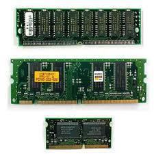 Nella figura sono presenti 3 dei più comuni tipi di memoria RAM.