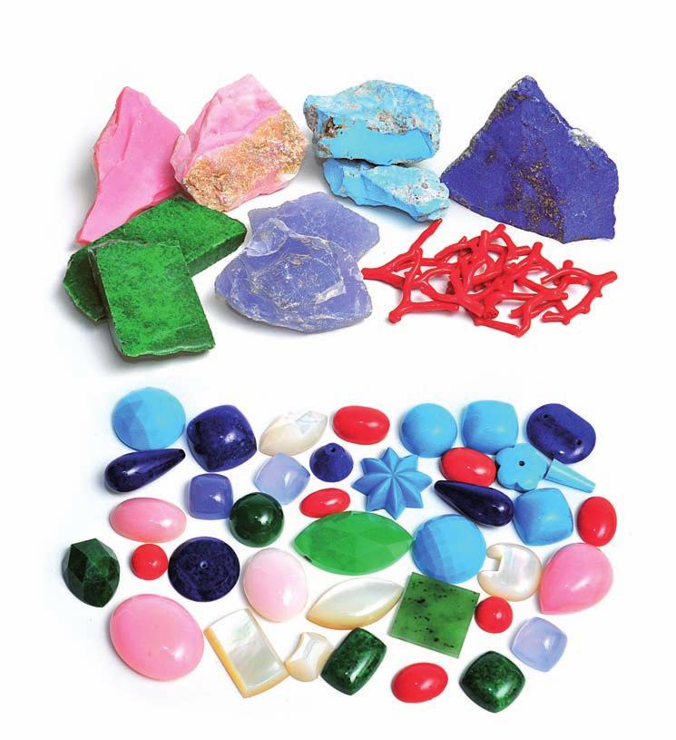 Tagli vari in pietre dure: turchese, madreperla, corallo, calcedonio azzurro, giada, lapis, opale rosa e i relativi