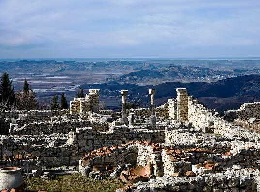 5 giorno / Gjirokastra Byllis Berat (il Museo Onufri) (circa 140 km) Dopo la prima colazione partenza verso nord-ovest per il sito archeologico di Byllis, antica città illirica fondata nel III secolo