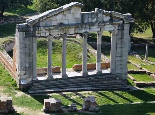 La città si affaccia sul mare e oggi, purtroppo, rappresenta un triste esempio di sviluppo urbano incontrollato con centinaia di alberghi e condomini costruiti l uno a fianco all altro sul lungomare.