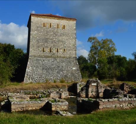 3 giorno / Valona Saranda Butrint Saranda (la Pompei albanese) (circa 160 km) Dopo la prima colazione partenza verso sud lungo la spettacolare strada panoramica che costeggia la Riviera Albanese e