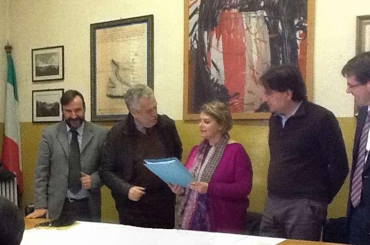 2013 Momento della consegna da parte del Sindaco di Asti, Avv. Fabrizio Brignolo, e del Vice Sindaco e Assessore all Urbanistica, Avv.