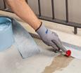 Eventuali pitture o rivestimenti dovranno essere rimossi mediante sabbiatura o smerigliatura.