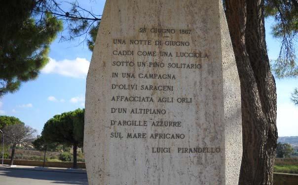 CASA NATALE DI LUIGI PIRANDELLO Una notte di giugno caddi come una lucciola sotto un gran pino solitario in una campagna d olivi saraceni affacciata agli orli d un altipiano di argille azzurre sul