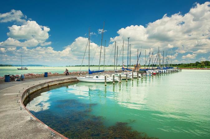 1 giorno: PARTENZA_LAGO BALATON_ DINTORNI DI BUDAPEST Partenza in pullman da Codroipo ore 06.30 per l Ungheria.