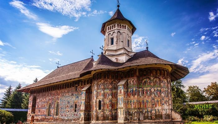 3 giorno: CHIESE IN LEGNO DELLA BUCOVINA Nella regione della Bucovina, con villaggi e case contadine dai bei portali in legno, visita delle chiese in legno del complesso di Barsana; Rozalvea con