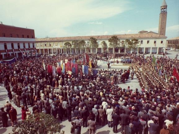 Monumento ai martiri della Resistenza e al Corpo Volontari della Libertà Monumento commemorativo Comunale Localizzazione: Piazza Antonio Gramsci [44 30 20 Nord 12 2 27 Est] Il monumento, situato