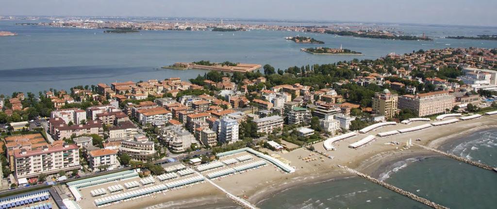 Attività al Lido Nell isola del Lido si gode di una lunga distesa di sabbia fine e dorata, con le tipiche Capanne e chioschi di ristoro.