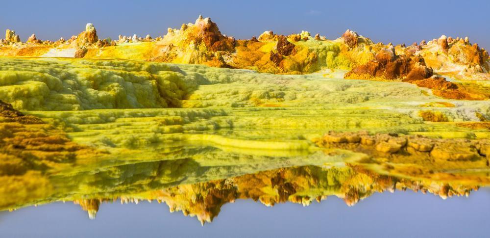 lago Assale dove si osserverà il processo di estrazione e lavorazione del sale per formare le mattonelle (circa 7Kg ciascuna), che vengono poi caricate sui dromedari delle carovane e portate al