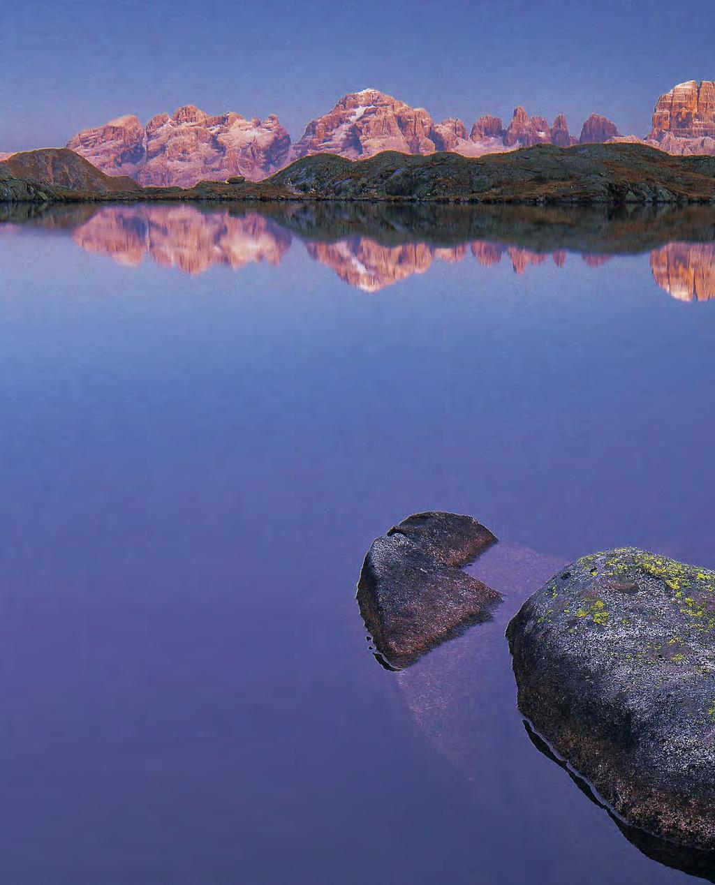 IL RIFLESSO NEL LAGO «Ci sono voluti cinque tentativi» racconta Luciano Gaudenzio «ma dopo piogge, nuvole basse e foschie alla fine ci siamo riusciti: questa è l immagine delle Dolomiti di