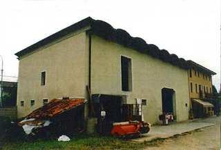 residenziale e granaio al secondo piano; capannone ad uso rurale