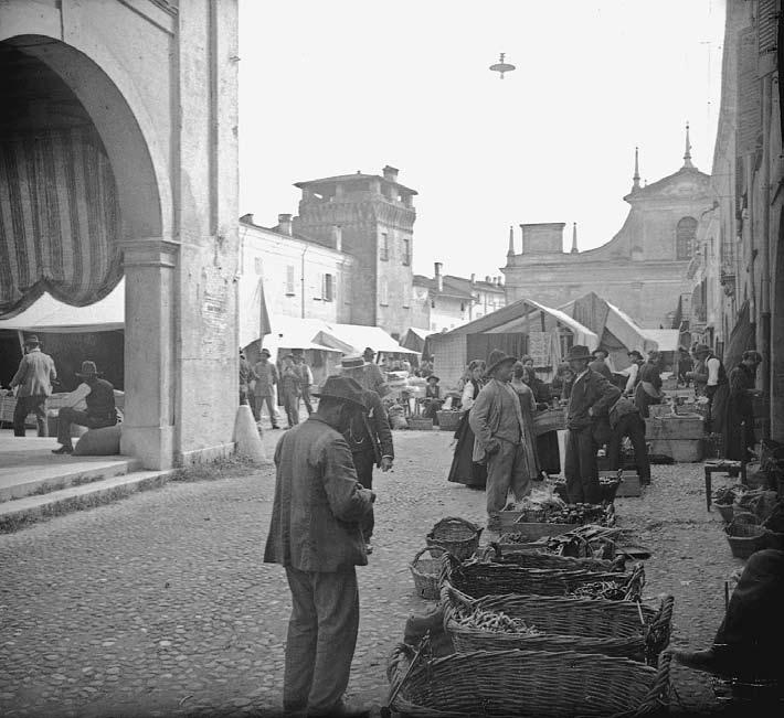 LA CIVILTà CONTADINA Il mercato del giovedì verso la fine dell ottocento (collezione Oreste Pezzini).