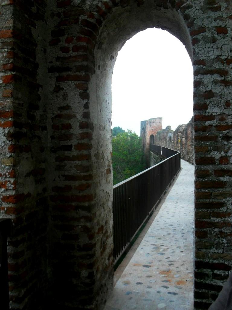 Camminamento di ronda Il percorso inizia dalla Porta Bassanese, sede dell ufficio IAT, dove sulla parete che dà verso l interno campeggiano i simboli rossi su campo bianco della città di Padova e