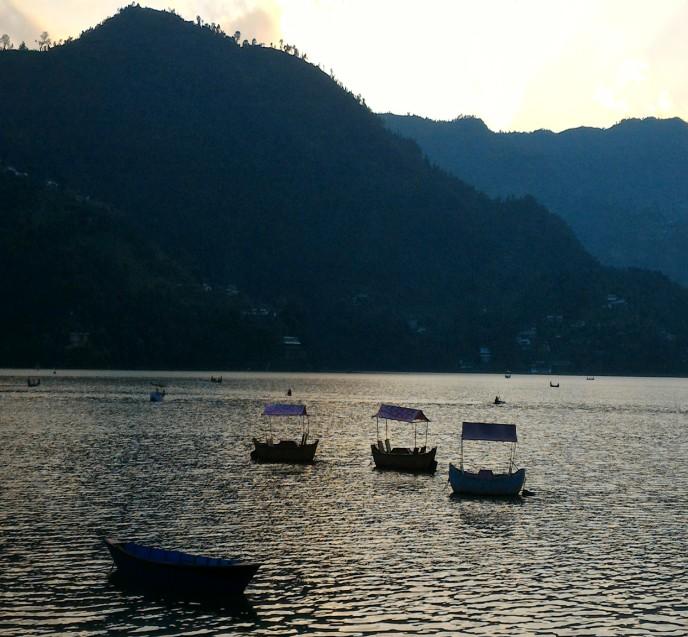 lago Phewa Tal e per essere punto di partenza per tutti i trekking nella regione dell'annapurna.