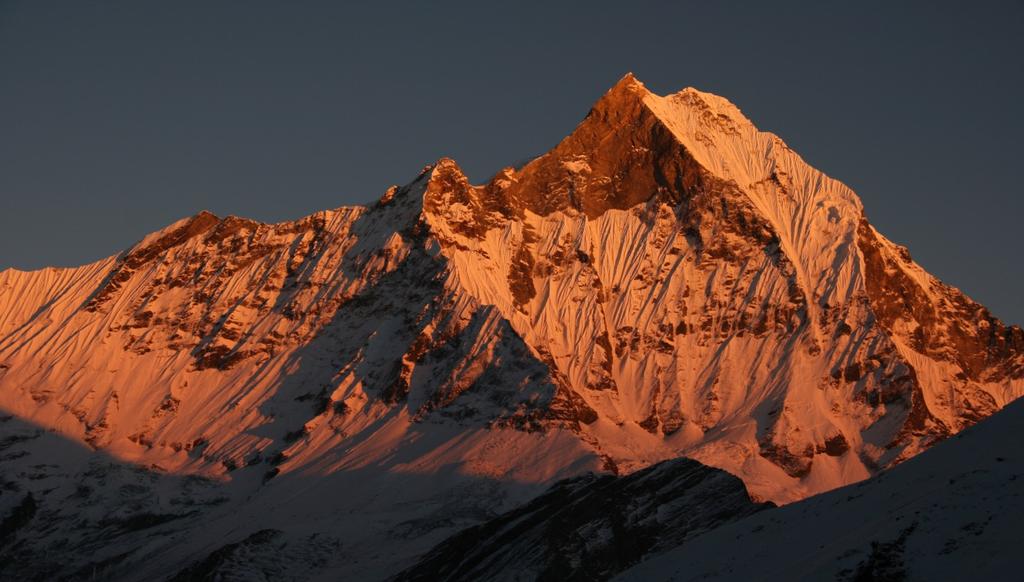 11 giorno Deorali Machhapuchare base camp 2/3 ore salita 360 mt: Siamo alle porte del "santuario", attraversiamo prima due vasti canaloni e poi il sentiero scende fino a raggiungere il fiume Modi