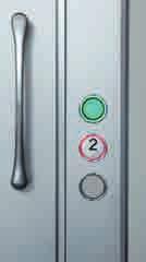 La bottoniera di cabina è equipaggiata da: Pulsanti di piano con indicazioni in rilievo per i non