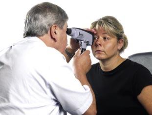 4.7 Posizionarsi a circa 60 cm dal paziente. Osservare l occhio del paziente lungo l asse visivo.