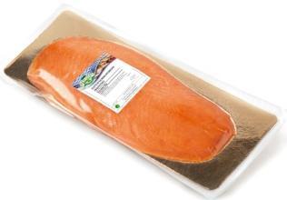 Spalmare le fette di Salmone con uno strato di formaggio alle erbe; tagliare le fette di salmone in strisce