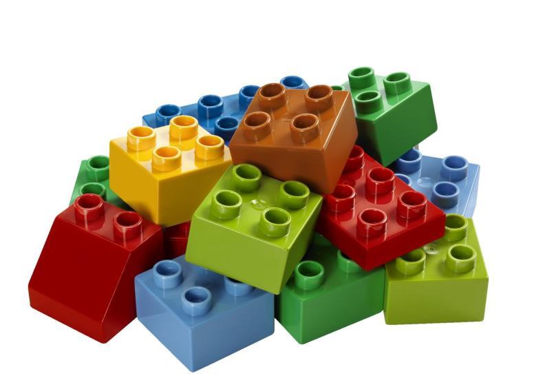8 8 La metodologia LEGO SERIOUS PLAY Di fronte ai mattoncini tutti sono uguali e liberi di esprimersi I concetti veicolati dai mattoncini sono immediatamente comprensibili e condivisibili Con le mani