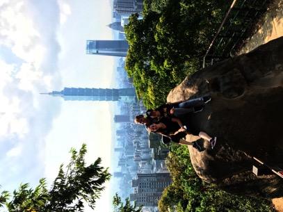 Siamo state per le stradine antiche, in un grande porto, sull Elephant Mountain da cui, dopo aver fatto una lunga arrampicata tra alberi esotici, abbiamo ammirato la vista sulla città.