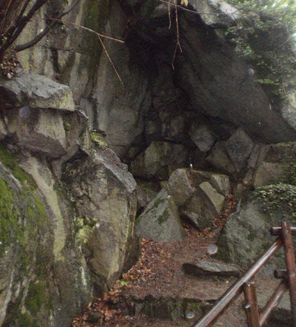 Accompagnati da un nostro operatore, gli alunni potranno percorrere il sentiero di montagna che conduce al riparo,