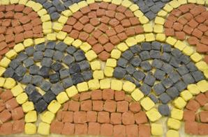 Alla scoperta del mosaico Primi passi di avvicinamento alla tecnica del mosaico: costruzione, colorazione e uso di tessere o coni in argilla,