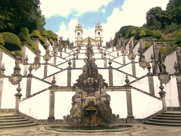 Si inizia con la visita del centro storico di GUIMARÃES e del