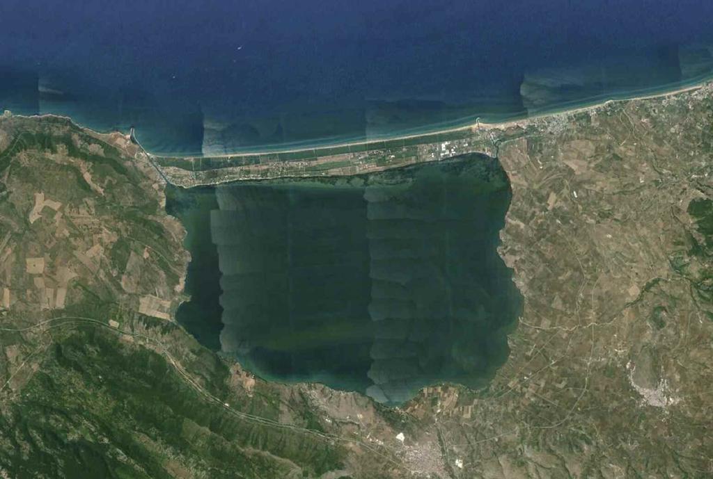 C D Forma: falesia cordone litoraneo laguna lago costiero Azione del mare: tombolo fiordo faraglioni