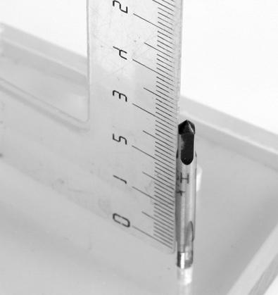 1 Riportare le misure dal piano di taglio (figura 1.1) sulla piastra di acrilico (1). Con il seghetto da traforo accorciare la lunghezza e rifinire gli spigoli di taglio con una lima e carta vetrata.