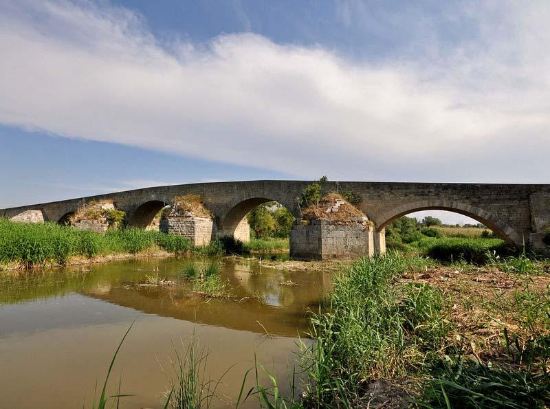 PONTE ROMANO DI CANOSA DI PUGLIA (BAT) UBICAZIONE E CARATTERISTICHE GEOMETRICHE Il ponte è posto sul tracciato della antica via Traiana sul fiume Ofanto ed è ubicato a circa 3,200 Km dal centro