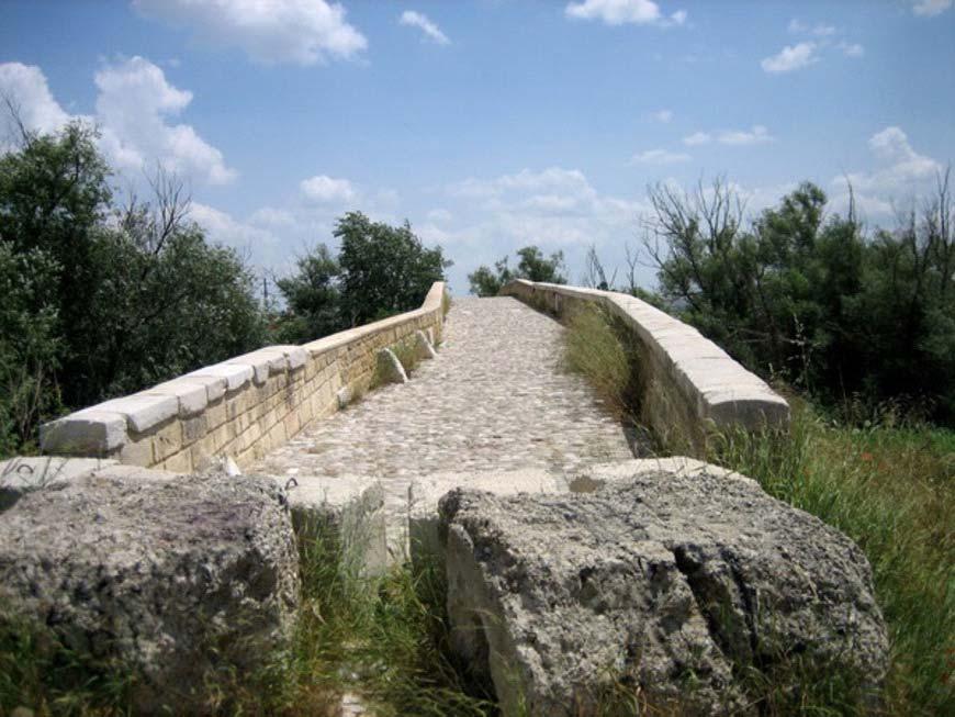 Ad oggi, l attraversamento del ponte è consentito solo ai pedoni.