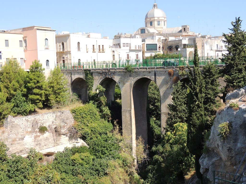 PONTE GARIBALDI A MASSAFRA (TA) UBICAZIONE E CARATTERISTICHE GEOMETRICHE Il ponte è ubicato nel centro abitato del Comune di Massafra (TA).