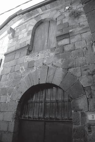L edifi cio, che si appoggia alla seconda porta di accesso al borgo (Corpo di Fabbrica 2), presenta due piani medievali divisi da una cornice marcapiano.